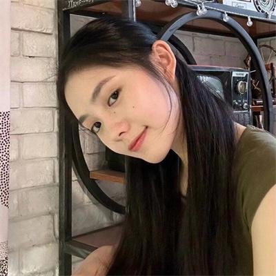 坐在酒吧里吃蛋糕